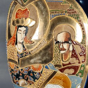 Jarrón Satsuma Azul con Diseño en Relieve y Figuras Orientales - 31.5 cm - imagen 11