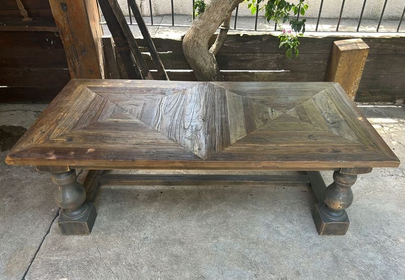 Lote siguiente: Antigua mesa brasileña de madera noble con patas pino