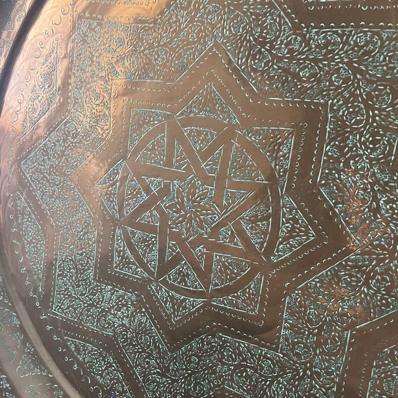 Plato de cobre antiguo con diseño repujado - imagen 3