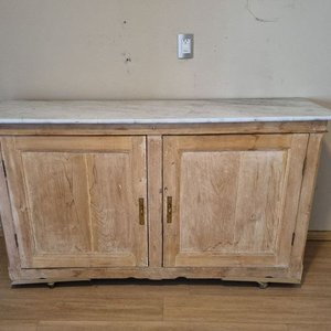 Aparador Rústico de Madera con Tapa Símil Mármol y Puertas - imagen 1