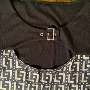 Remera Negra con Hebilla y Estampado Geométrico Talle M - imagen 5
