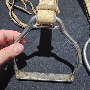 Estriberas de Acero Inoxidable con Tiras de Cuero para Uso Ecuestre - imagen 2