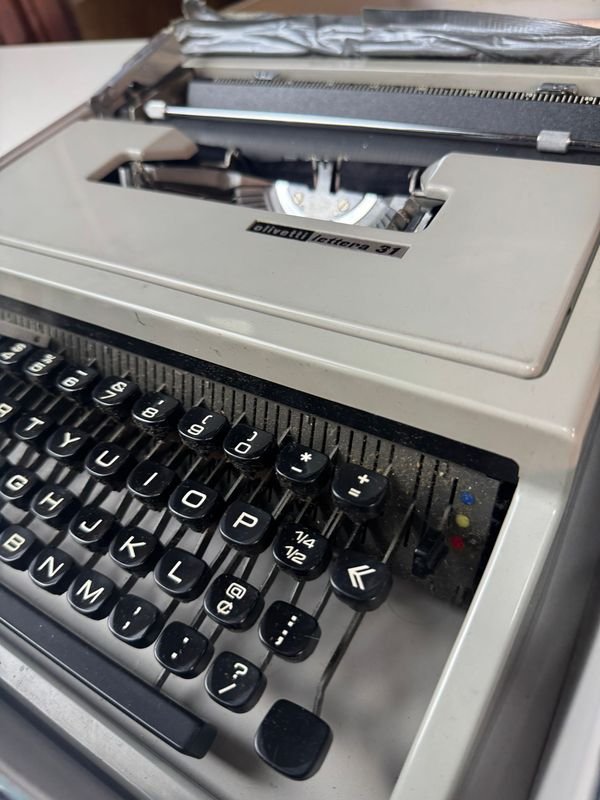 Antigua máquina de escribir Olivetti en su estuche - imagen 6