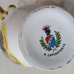 Jarrita de Porcelana Capodimonte con Querubines y Asa Dorada - imagen 3