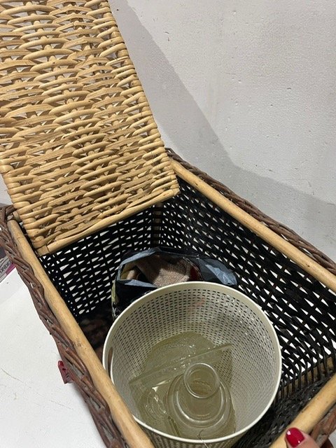 Canasto de mimbre con objetos dentro - imagen 3