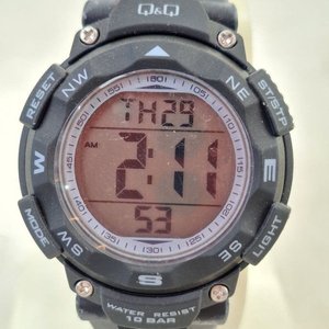 Reloj Pulsera Digital Q&Q Negro con Brújula y Resistencia al Agua 10 Bar - imagen 2