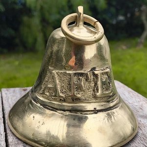 Lote anterior: Campana Antigua de Bronce AFE - 10 cm Boca x 12 cm Alto