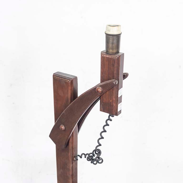 Lámpara de pie en madera con estante y detalles en el lustre - imagen 2
