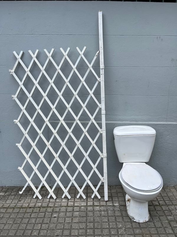 Reja Plegable de Hierro Blanca y Mochila de Inodoro Blanca - imagen 1