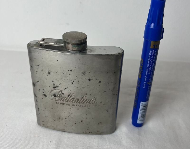 Petaca de plata con detalles en español - imagen 4