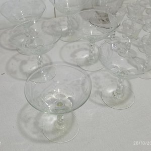 Juego de Cristalería y Vasos: Licorera, Copas y Vasos Bajos - imagen 3
