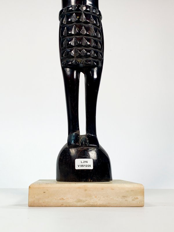 Escultura de madera africana talla desnudo con jarrón - imagen 3