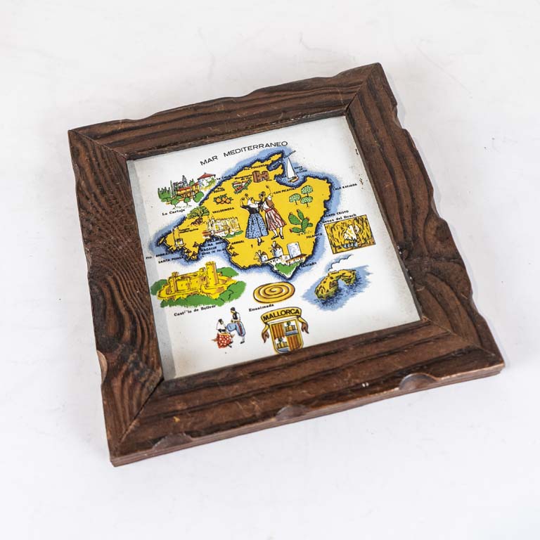 Lote siguiente: Cuadrito de baldosa española con marco de madera  - Medidas: 19x19cm 