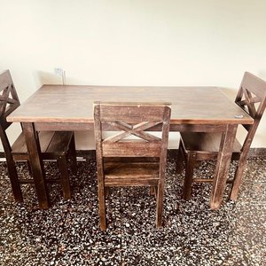 Lote siguiente: Juego de Comedor: Mesa de Madera con 3 Sillas Estilo Rústico
