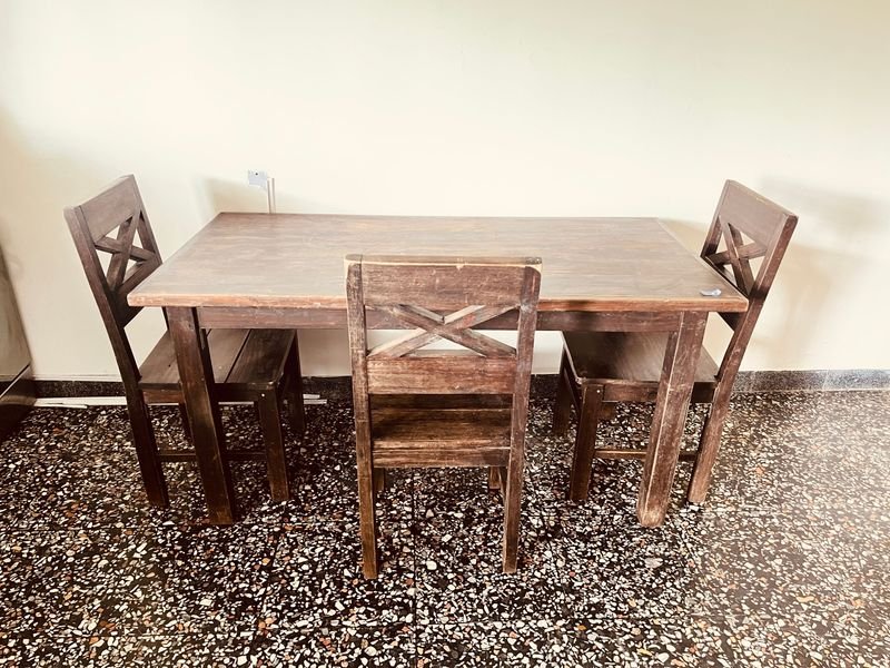 Juego de Comedor: Mesa de Madera con 3 Sillas Estilo Rústico