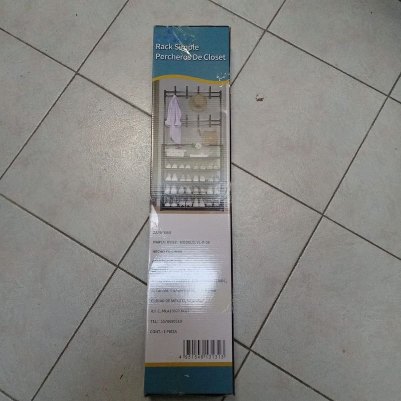 Lote siguiente: Perchero en buen estado