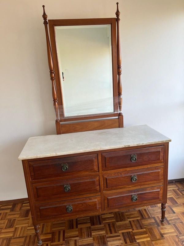 Cómoda Antigua Inglesa de Madera con 6 Cajones y Tapa de Mármol
