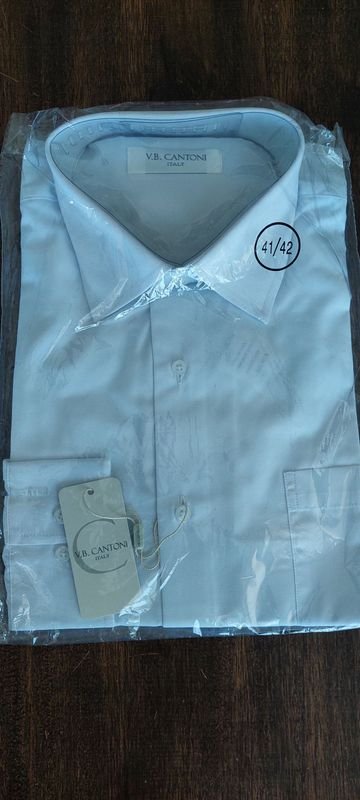 Lote siguiente: Camisa blanca de algodón con logo negro