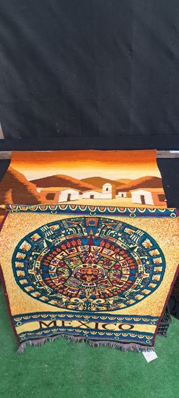 Tapestry de paisaje peruano y calendario mexicano