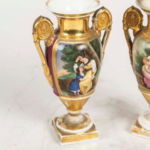 Par de Ánforas de Porcelana Isabelina con Escenas Pintadas - imagen 2