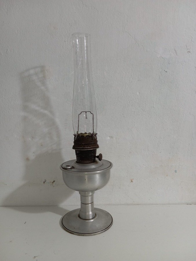 Lámpara de aceite antigua con chimenea de vidrio y base de aluminio - imagen 1