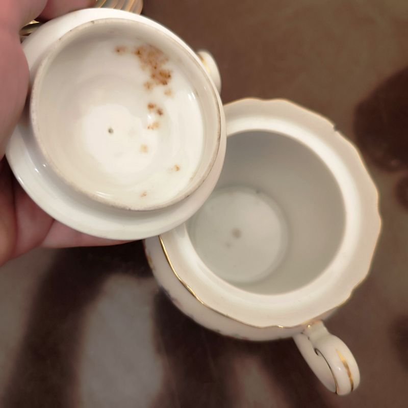 Monumental set hipercompleto de 114 piezas en inmaculado estado, de lo mejor de la porcelana alemana Hutschenreuther para 12 personas, pero viene con 24 platos de mesa de 24 cms, 12 hondos de 24 cms también, 12 de postre o entrada de 19 cms, sopera, tarrina, 2 ensaladeras, 7 fuentes (3 ovaladas, 2 redondas y 2 cuadradas, de diferentes tamaños), salsera, dulcera o mantequera, 2 copetineros, lechera, azucarero, tetera, 12 tazas y platillos de café y 12 tacitas de café con sus respectivos platitos. Lo único que parecería faltar es la cafetera. A simple vista todo está inmaculado, salvo 2 de los 24 platos grandes, donde uno está restaurado y el otro presenta una mínima fisura superficial, una mínima fisura en uno de los copetineros, y un mínimo chip en el borde del azucarero. El precio es por todo el lote. NO SE ENVÍA NI SE EMBALA. - imagen 10