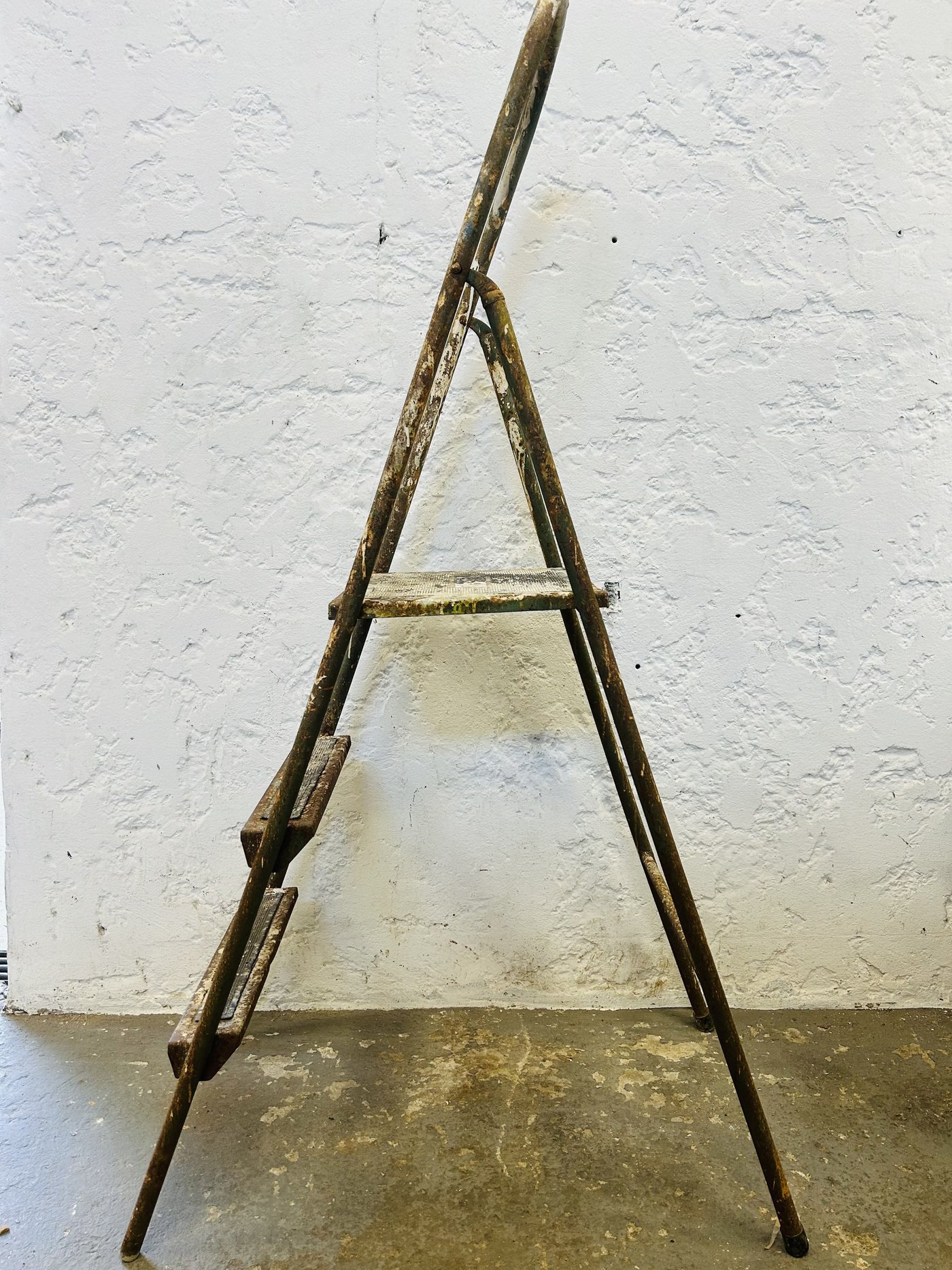 Lote #036 – Escalera plegable en hierro tres escalones