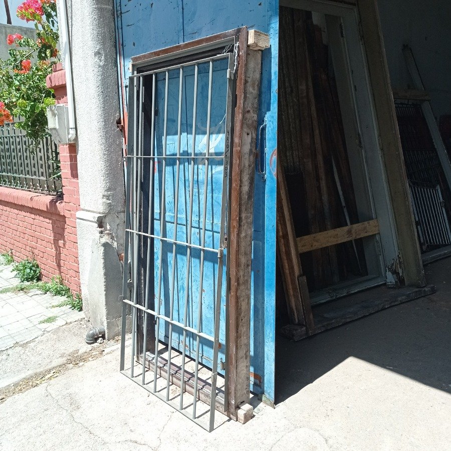 Puerta metálica azul con reja y madera - imagen 3