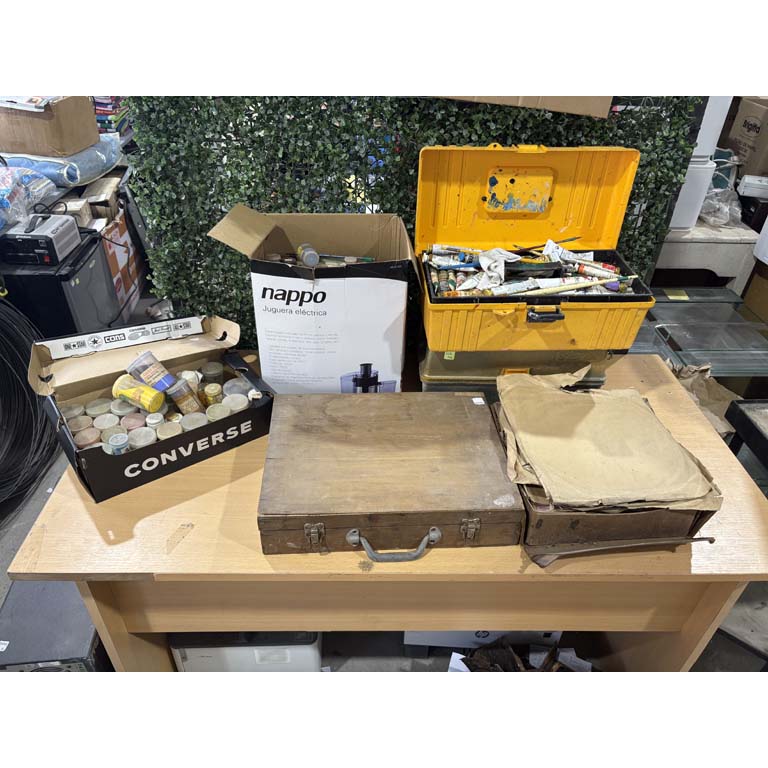 Lote anterior: Lote de pinturas y artículos para el arte