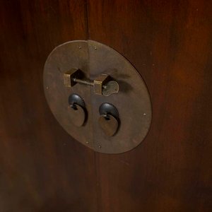 Mueble Oriental de Madera Oscura con Puertas y Herrajes de Bronce - imagen 3