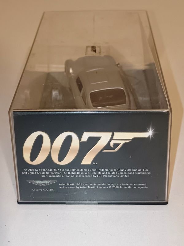 Replica de coche espía Aston Martin DB5 'Goldfinger' en escala - imagen 2