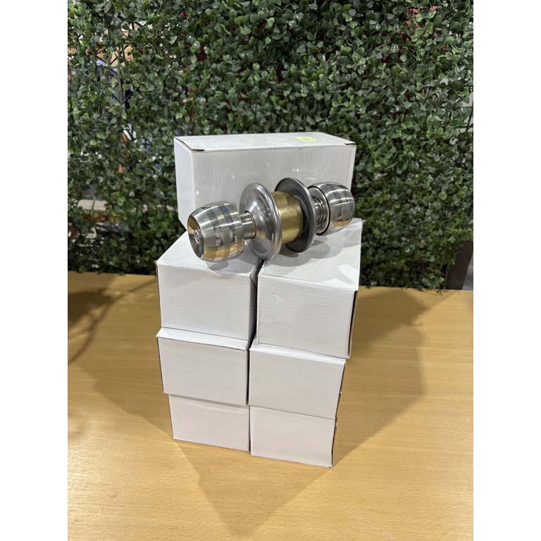 Lote siguiente: Pomelas decorativos de oro y metal