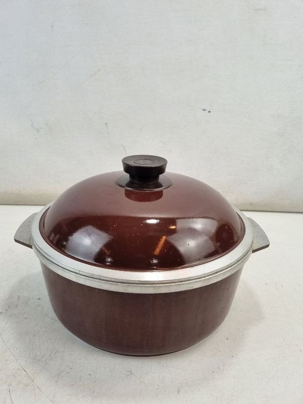 Olla de Cocción Essen Castaña con Tapa - Diámetro 24cm