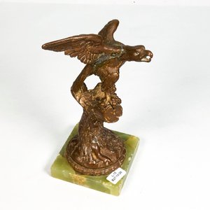 Figura de Halcón en Metal Bronceado con Base de Mármol Verde - imagen 2