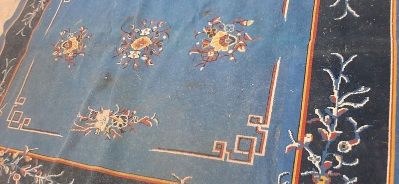 Alfombra azul con diseño dorado - imagen 2