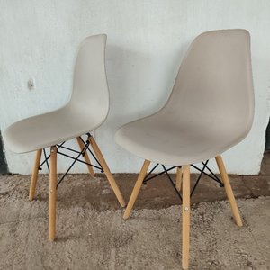Lote siguiente: Par de Sillas Estilo Eames Beige