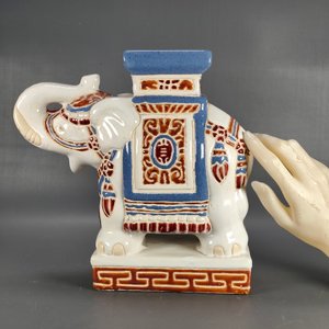 Figura de Elefante en Cerámica Esmaltada Blanca con Detalles - imagen 2