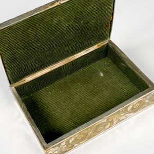 Cofre Alhajero Antiguo de Metal con Tapa Aguafuerte y Bordes Decorados - imagen 5
