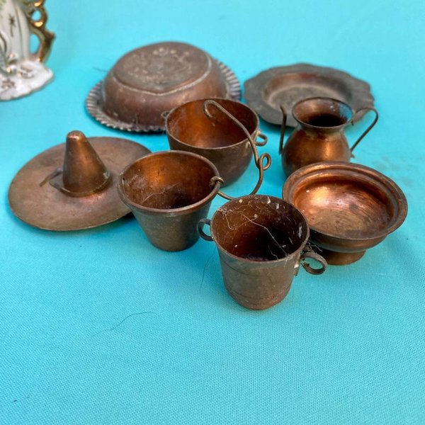 Colección de piezas de porcelana y metal, incluyendo zapatos y floreros - imagen 5