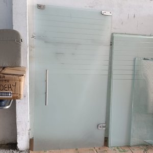 Puerta Blindex Templado con Ploteo Esmerilado y Herrajes de Acero Inoxidable - imagen 2