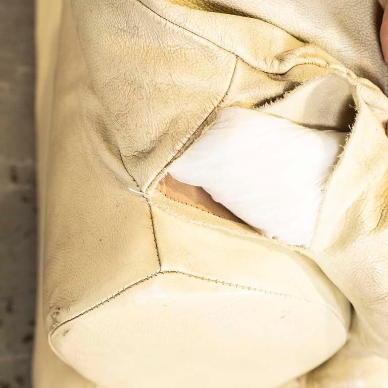 Sofá de tres cuerpos tapizado en cuero beige para venta - imagen 3