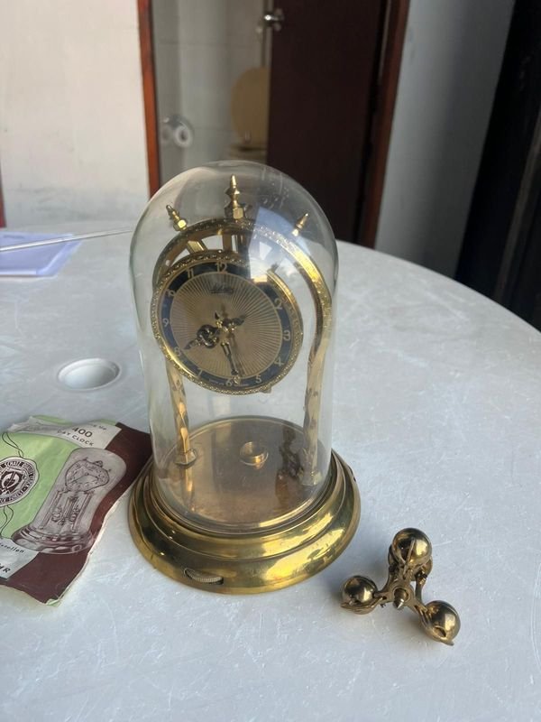 Reloj Alemán Antiguo con Cúpula Removible - imagen 4