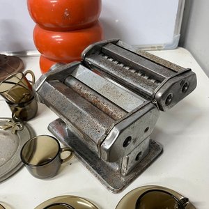Lote de Vajilla, Aplique de Luz, Máquina de Pastas y Más - imagen 4