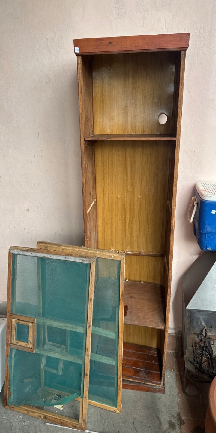 Mueble y dos puertas