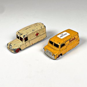 Dos autos de metal Dinky Toys ingleses: Ambulancia y Furgón Kodak - imagen 1