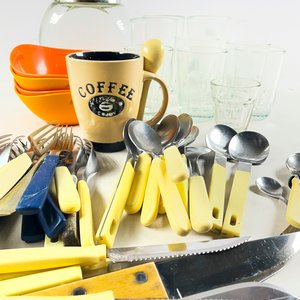 Frasco de Vidrio con Tapa, Vasos, Tenedores, Cuchillos y Tazas - imagen 3