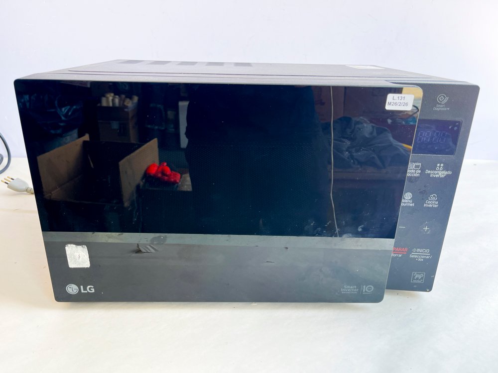 Lote siguiente: Microondas LG color negro en excelente estado