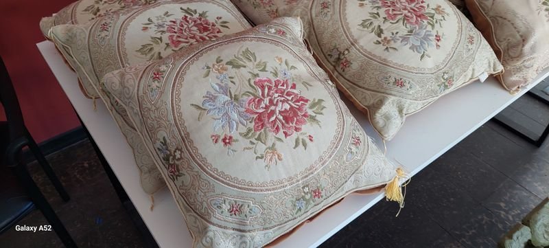 Lotes de almohadones coloridos en buen estado - imagen 3
