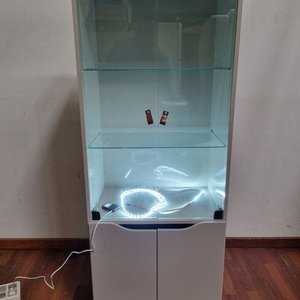 L 989 - Moderna vitrina de exposición con puertas de vidrio y estantes internos, ideal para lucir objetos o vajilla (Medidas 60x49x156cm) - imagen 4
