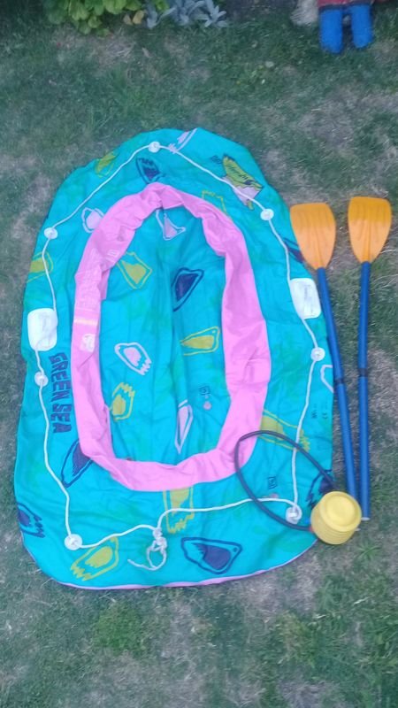 Lote siguiente: Barco inflable con remos y inflador